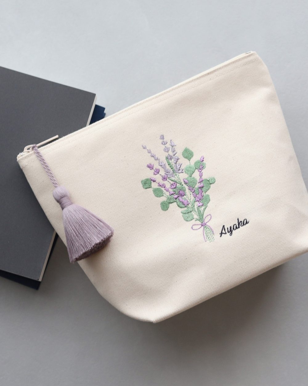 ラベンダーのブーケと名前を刺繍した名入れポーチ。MIMARCAの刺繍ポーチ