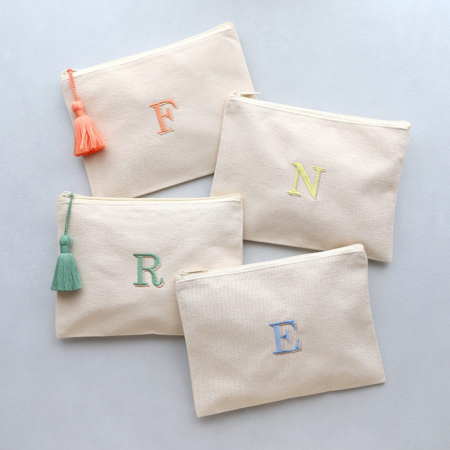 イニシャルを刺繍したポーチ4点。ご退職・送別の贈り物に
