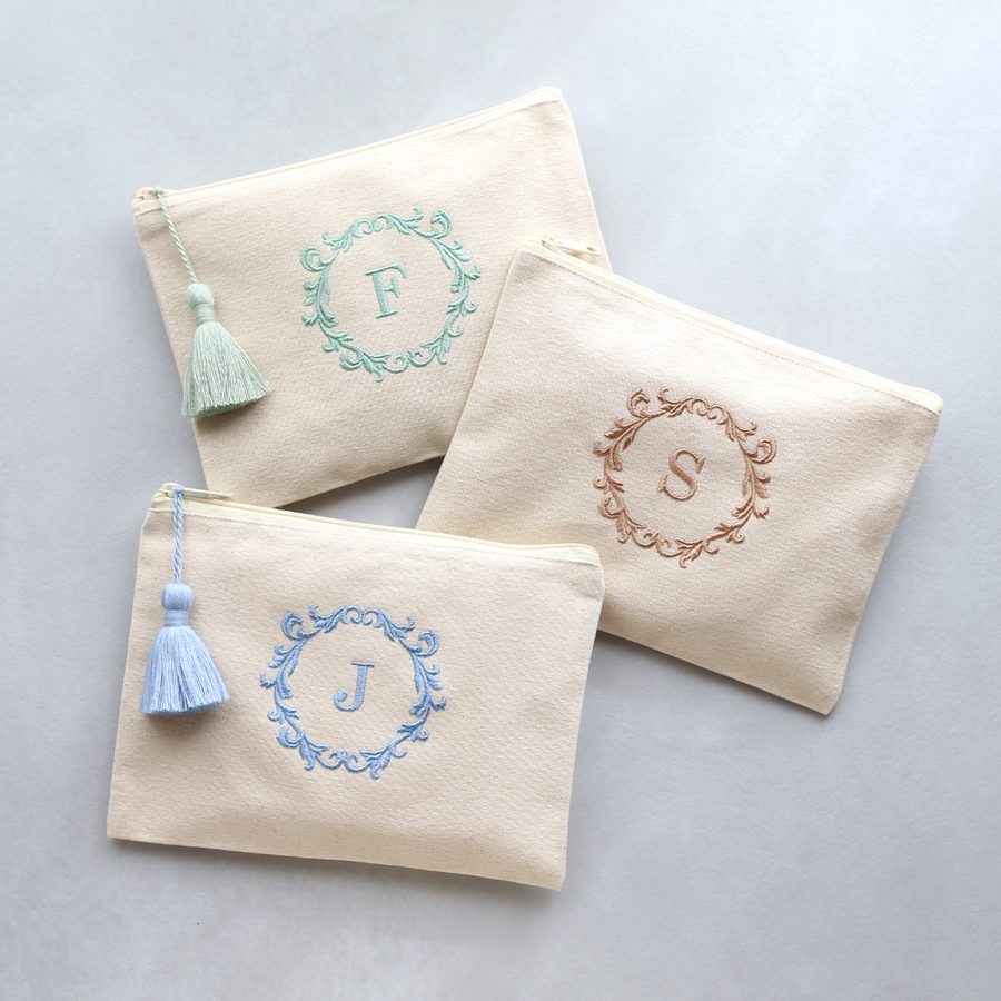 リースモチーフとイニシャルを刺繍した上品なポーチ3点。結婚式の受付やお返しのギフトに