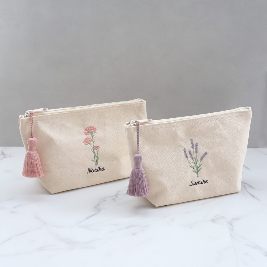 カーネーションとラベンダーを刺繍した名入れポーチ2点。母の日のプレゼントに