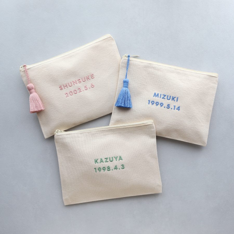 推しの名前と記念日を推しカラーの糸で刺繍した名入れポーチ3点。推し活グッズに