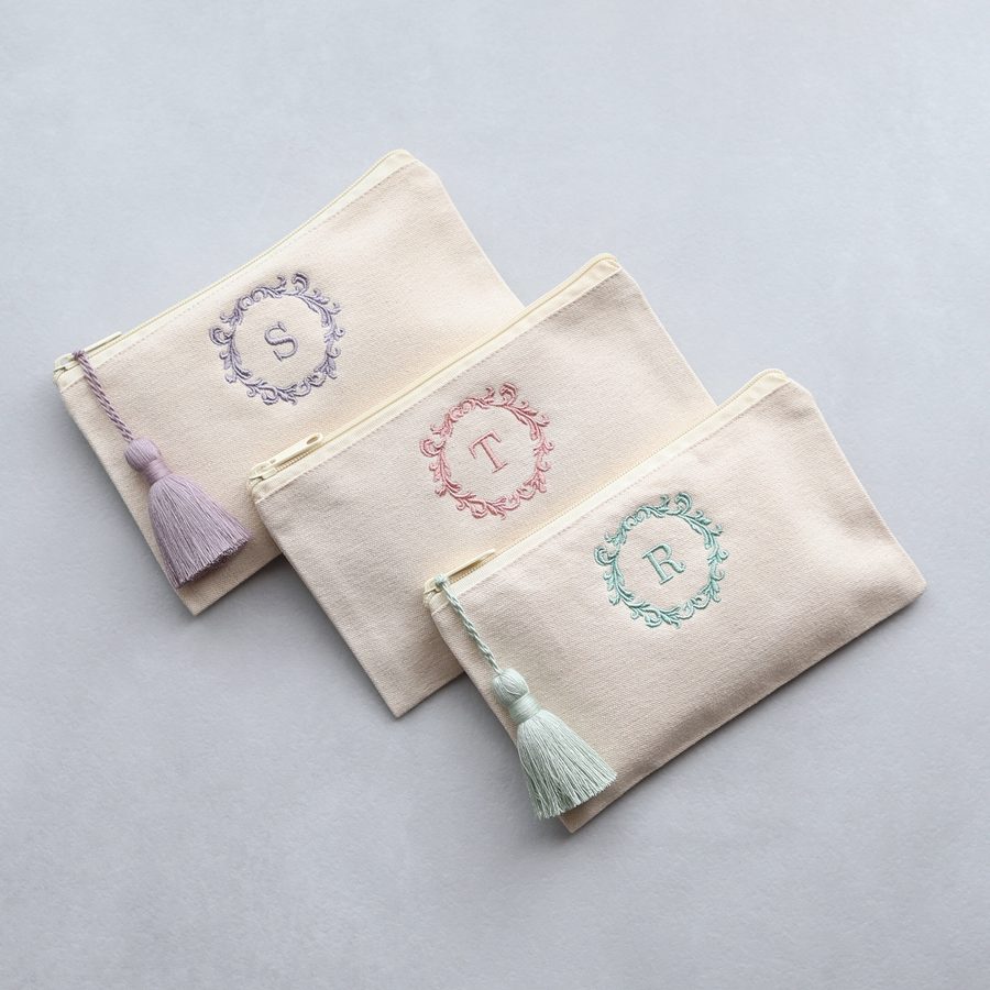 リースモチーフとイニシャルを刺繍したポーチ3点。自分用の日常使いに